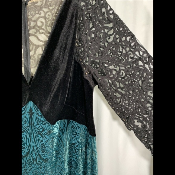 NEW Tadashi Shoji V-Neck‎ Velvet & Illusion Gown in Black/Forest [PLUS 18W ] - Picture 8 of 16